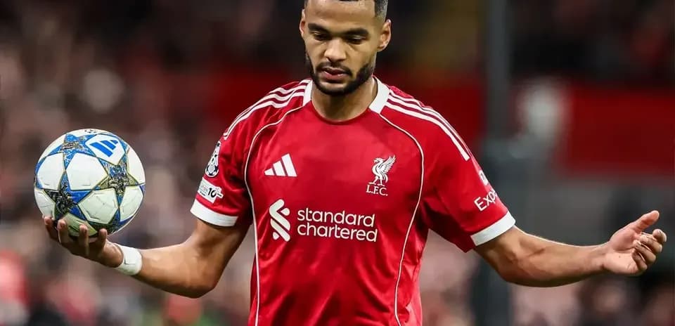 Jugador de Liverpool sosteniendo un balón de fútbol