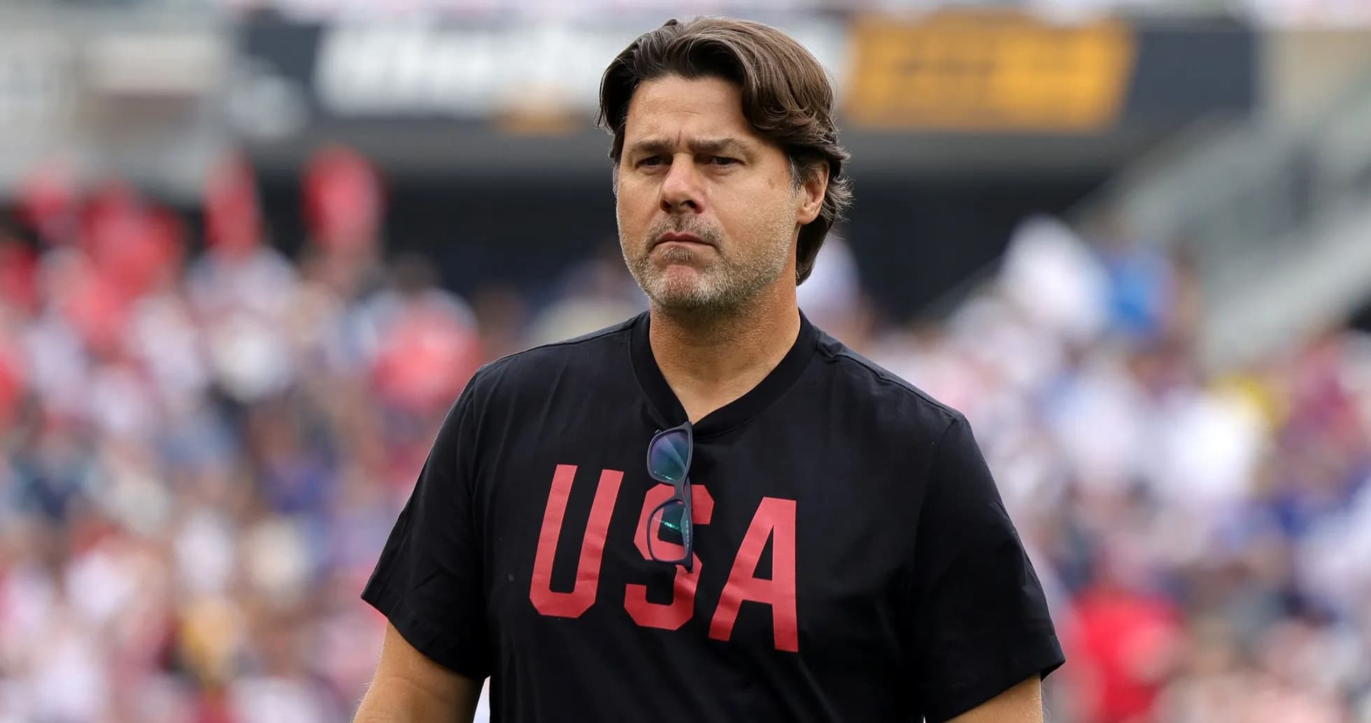 Entrenador caminando en el campo de fútbol