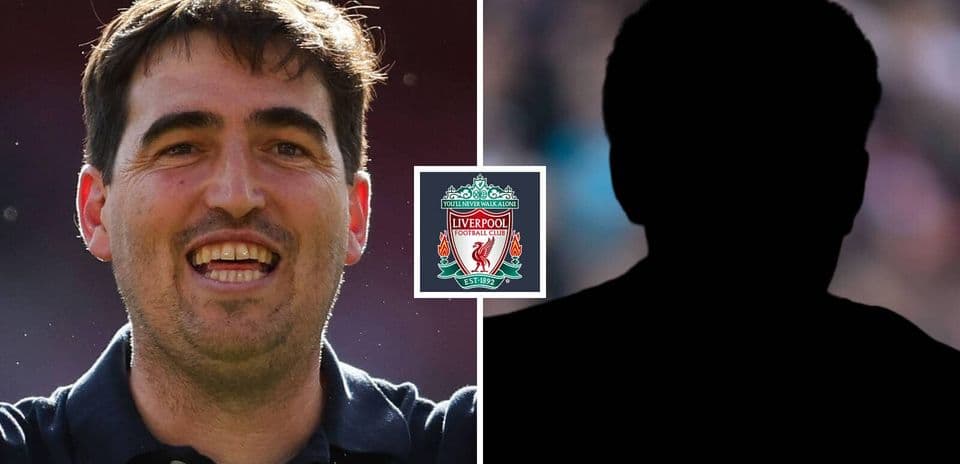 Entrenador sonriente con logotipo de Liverpool en imagen