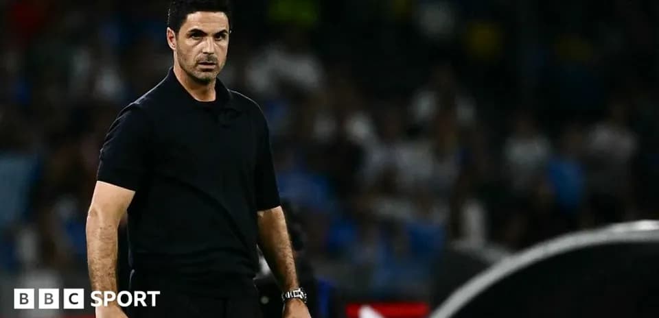 Entrenador observando el partido desde la línea lateral