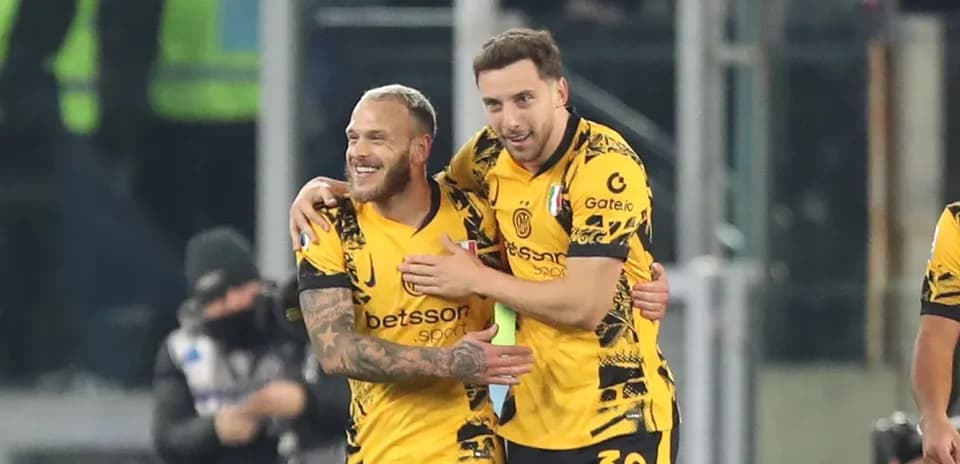 Jugadores abrazándose en celebración durante el partido