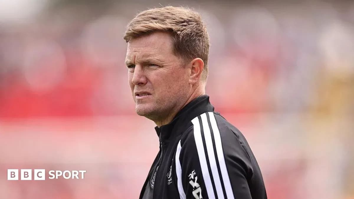 Entrenador observando el partido desde la línea lateral