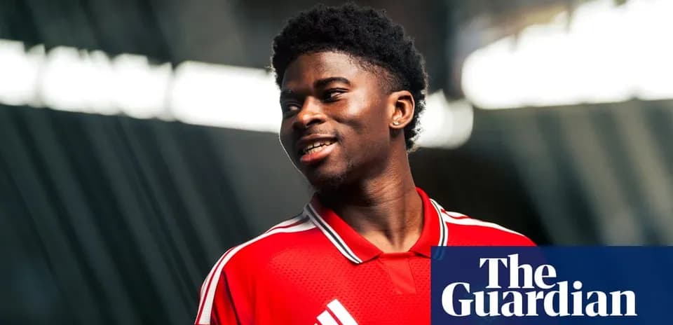 Jugador sonriendo con camiseta roja de fútbol