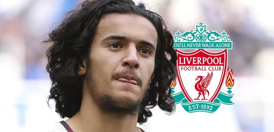 Jugador de Liverpool FC con cabello rizado y logo del club