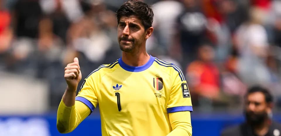 Portero belga mostrando señal de aprobación durante el juego
