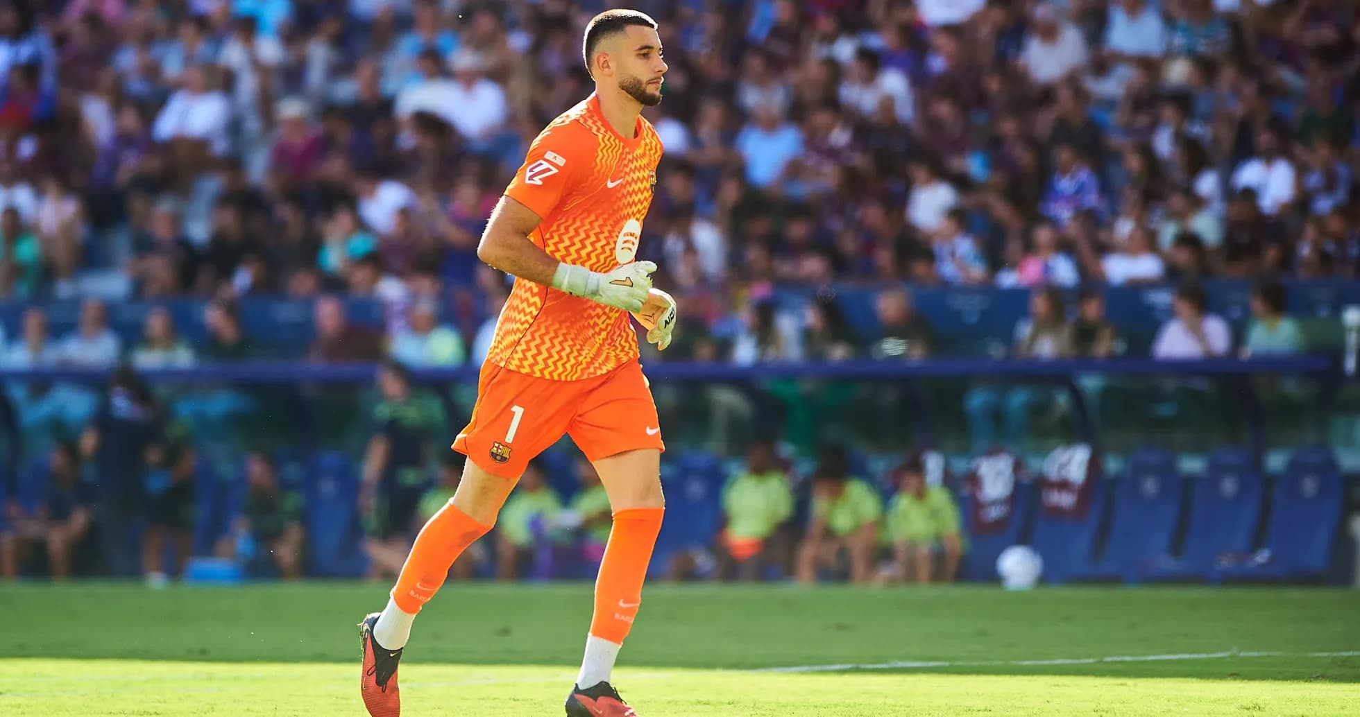 Portero de Barcelona corriendo durante el partido