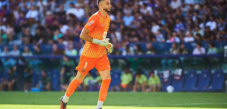 Portero de Barcelona corriendo durante el partido