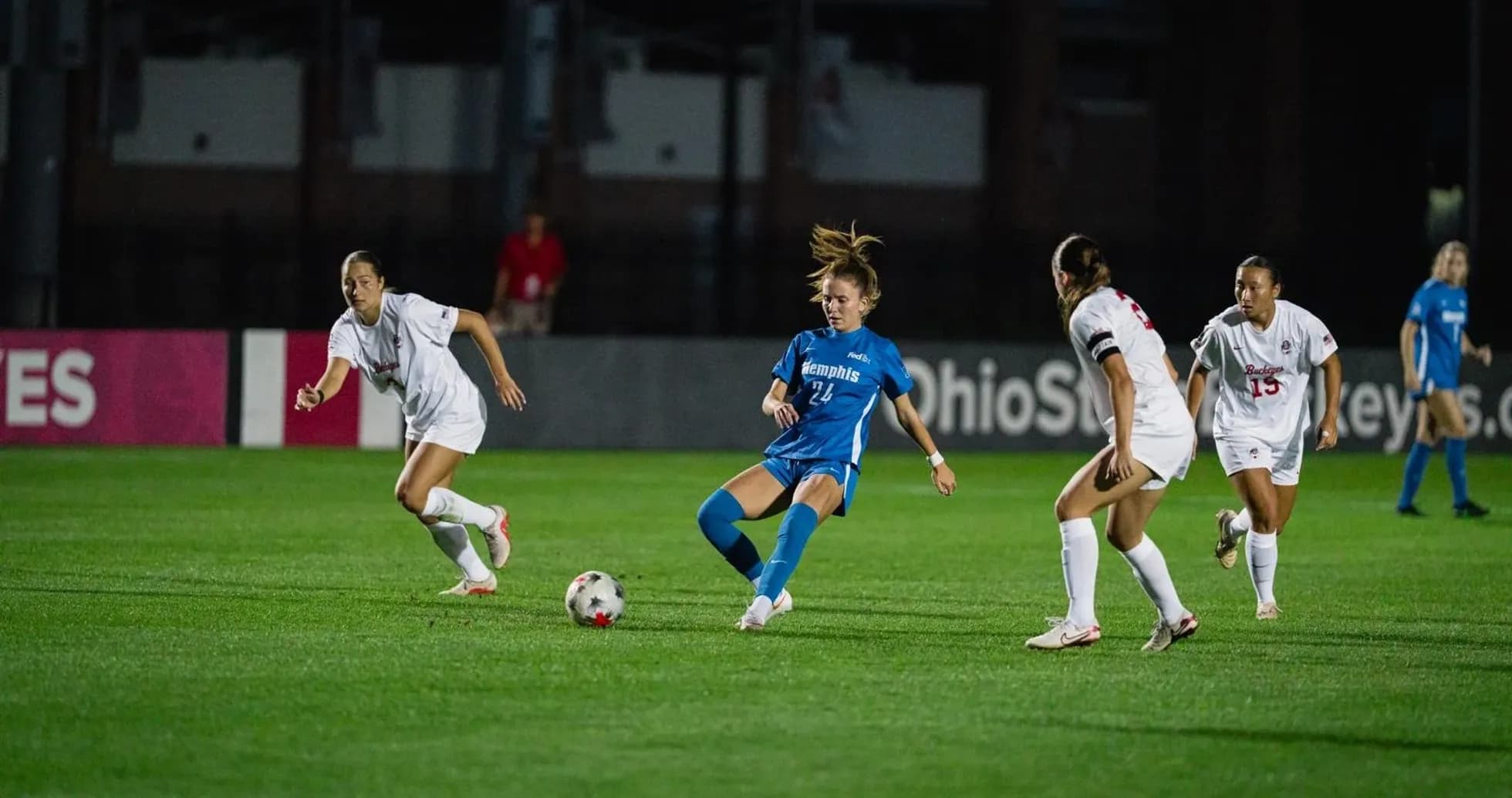 Jugadora en acción durante partido de fútbol femenino