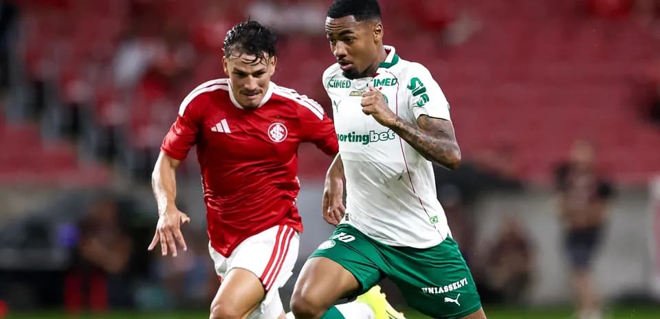 Jugador de Palmeiras corriendo con el balón en partido
