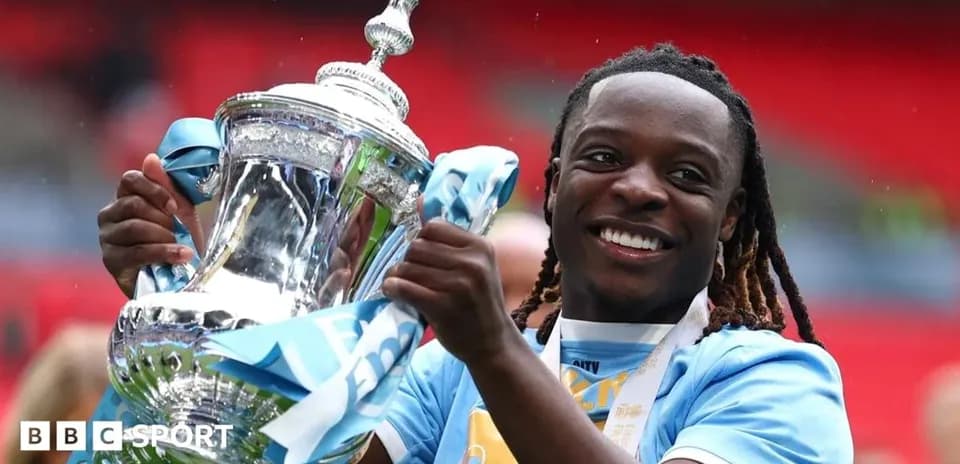 Jugador levantando trofeo de la FA Cup en Wembley