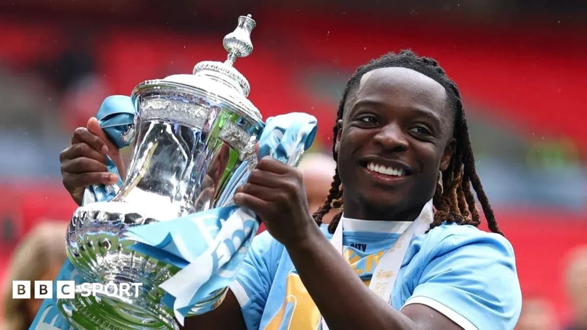 Jugador levantando trofeo de la FA Cup en Wembley