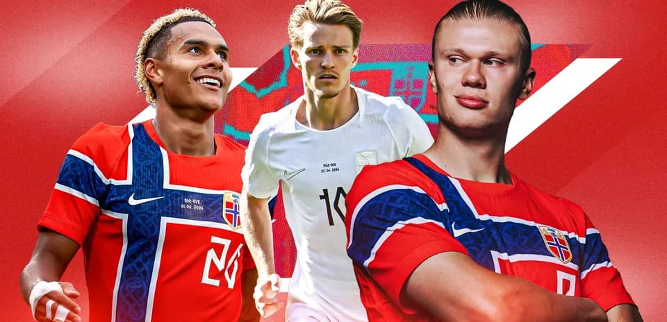 Tres jugadores noruegos posando con camisetas de la selección