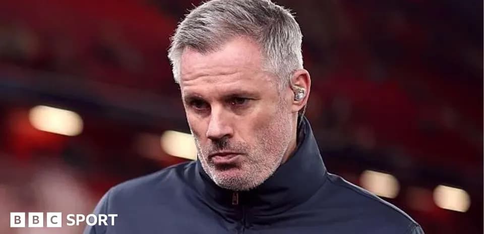 Hombre con auriculares en un estadio de fútbol