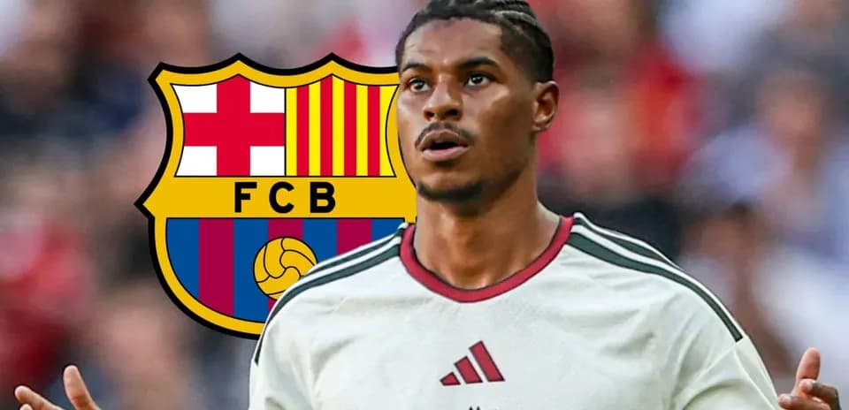 Jugador de fútbol con logo del Barcelona de fondo