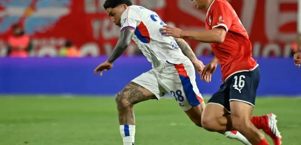 Jugadores de Independiente y San Lorenzo en acción