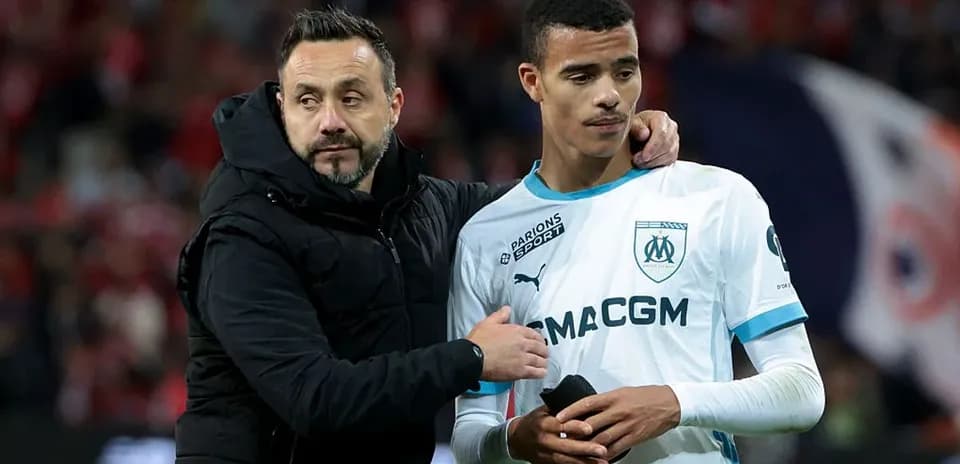 Entrenador consolando a jugador del Olympique de Marsella