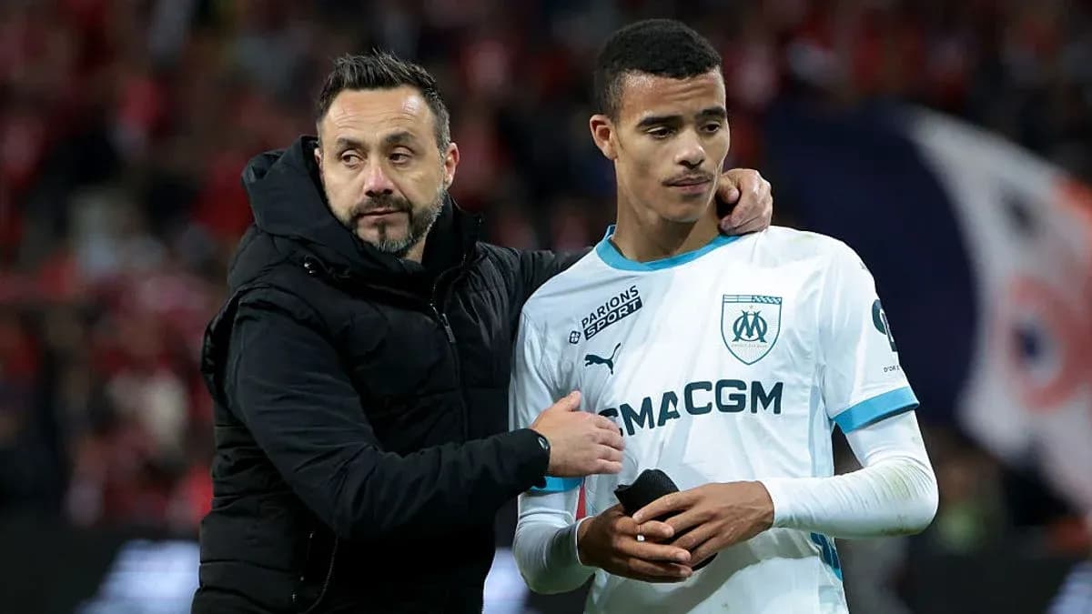 Entrenador consolando a jugador del Olympique de Marsella
