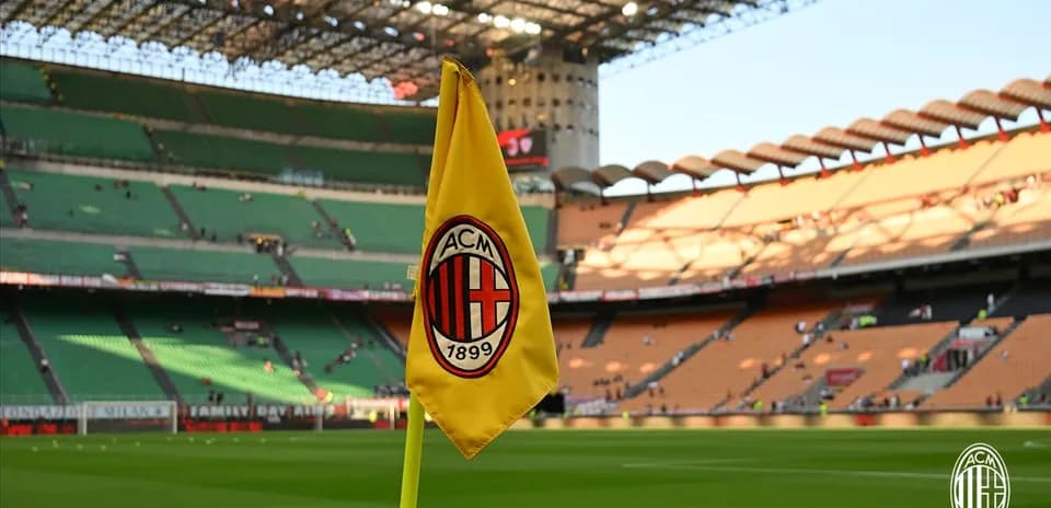Esquina del campo en San Siro con bandera del AC Milan