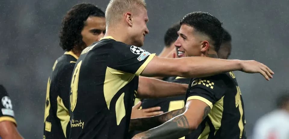 Jugadores celebrando un gol durante el partido