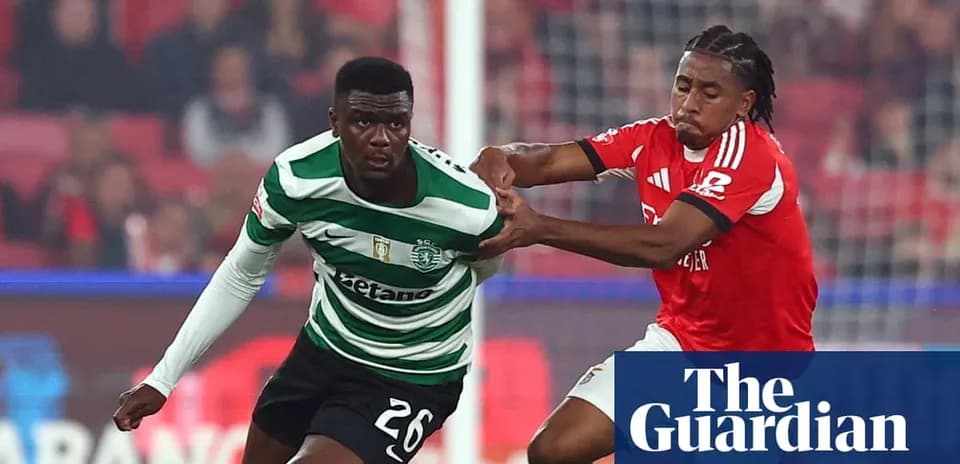 Jugadores de Sporting y Benfica disputando el balón