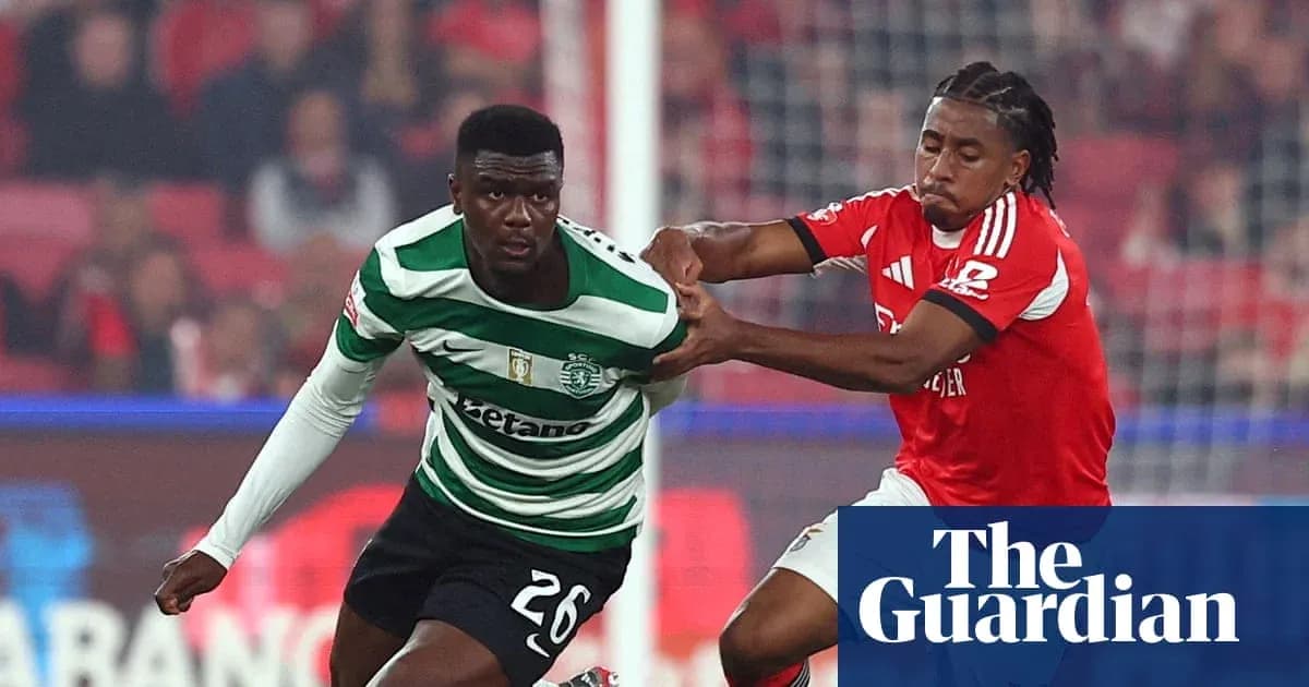 Jugadores de Sporting y Benfica disputando el balón