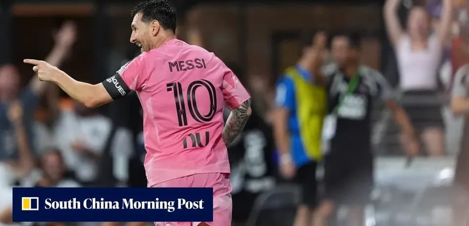 Jugador señalando durante el partido con camiseta rosa