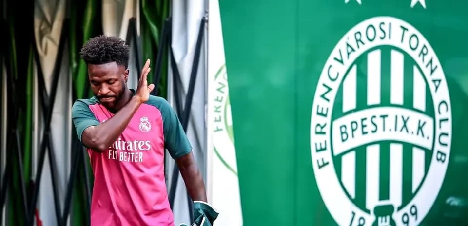 Jugador de Real Madrid saliendo del túnel hacia el campo