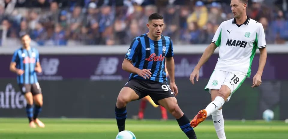 Jugador de Atalanta controlando el balón contra Sassuolo