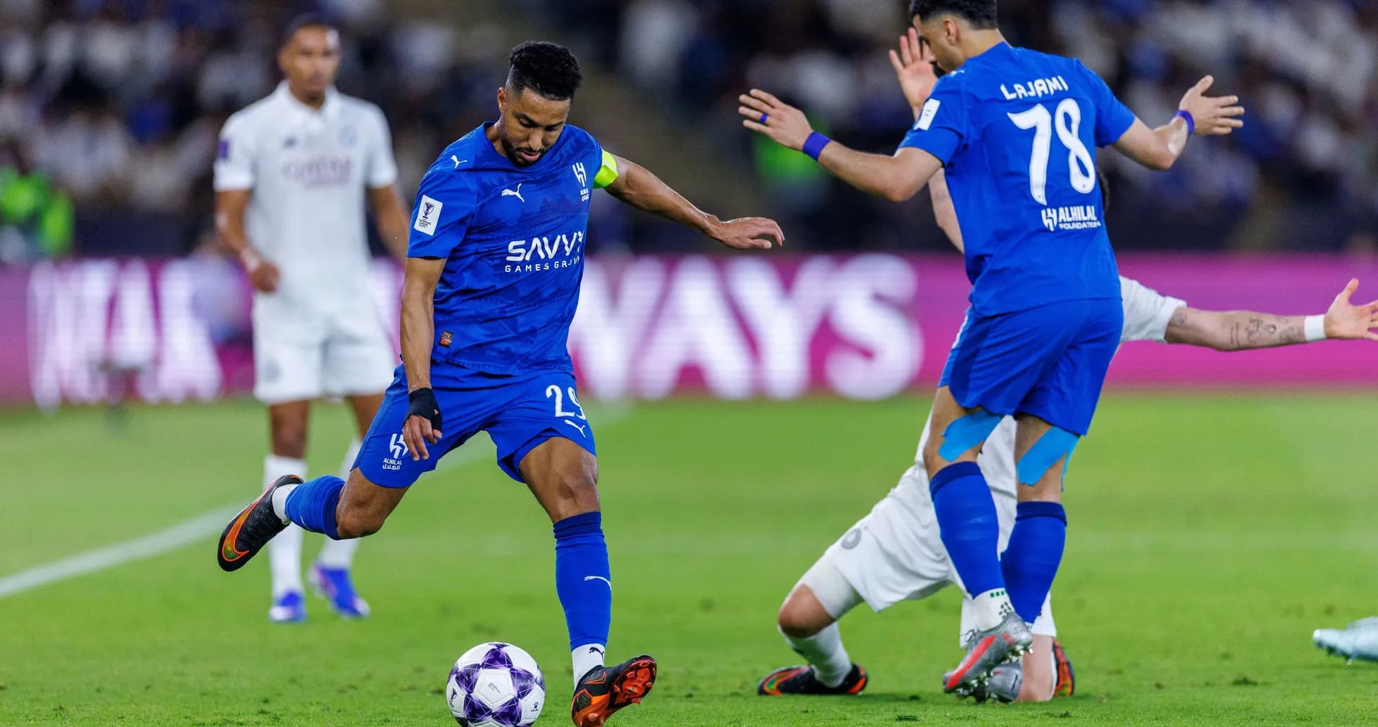 Jugador de Al Hilal controlando el balón en el partido