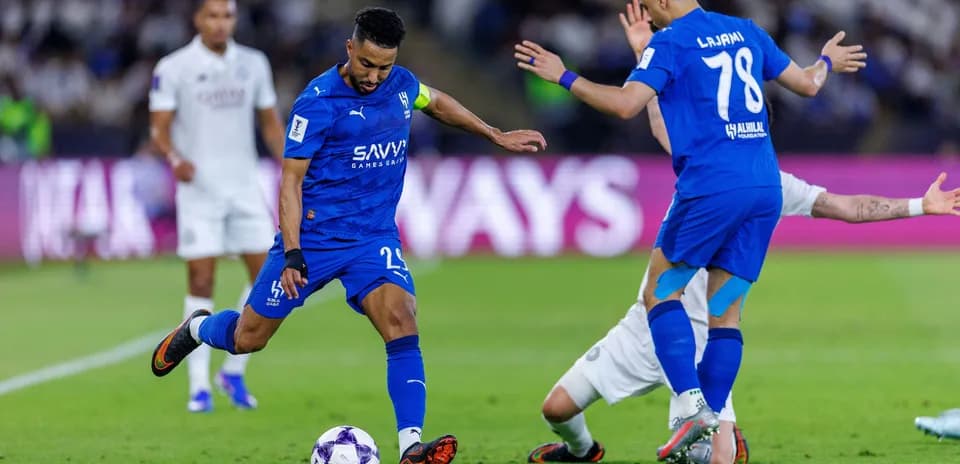 Jugador de Al Hilal controlando el balón en el partido