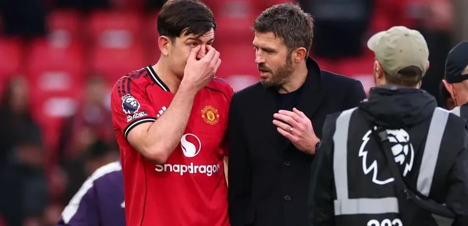 Jugador de Manchester United hablando con entrenador tras partido