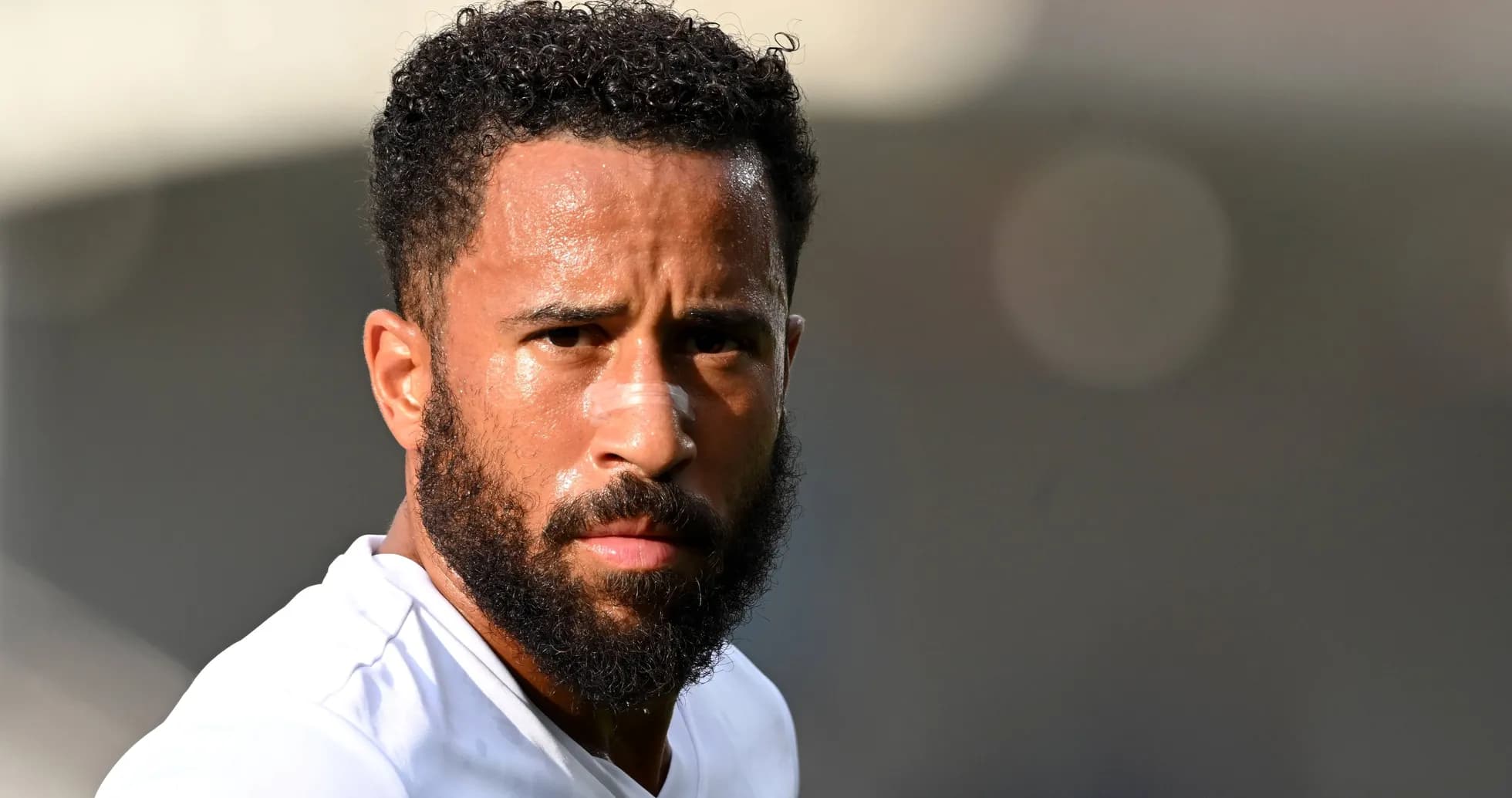 Jugador con vendaje en la nariz mirando a cámara