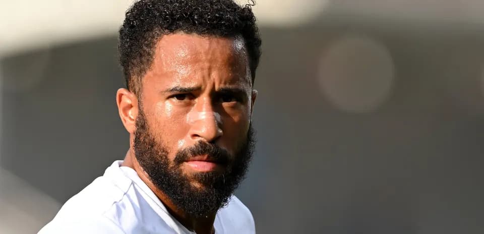 Jugador con vendaje en la nariz mirando a cámara