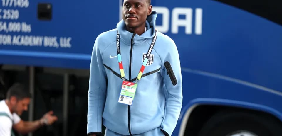 Jugador llegando al autobús de equipo en torneo