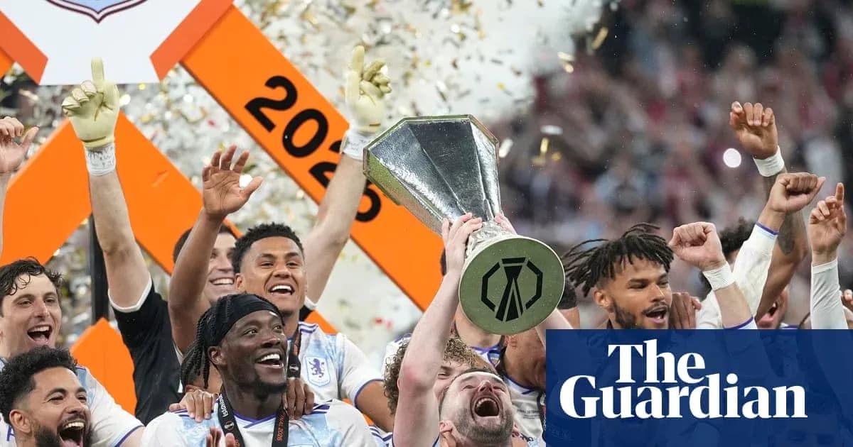 Jugadores celebrando con trofeo tras la victoria