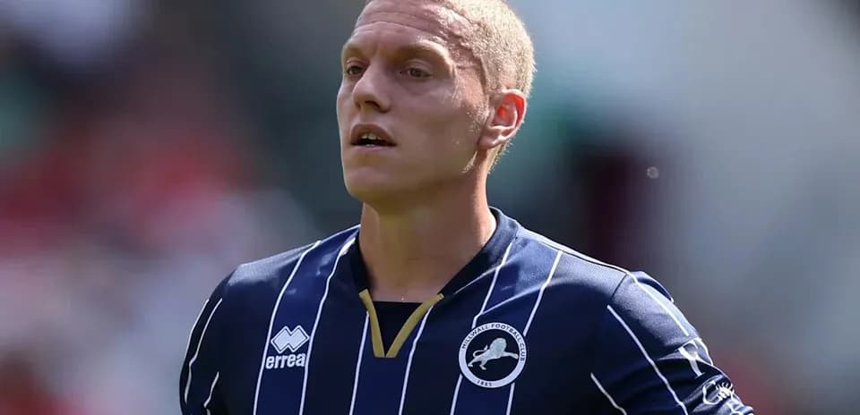 Jugador de fútbol en camiseta de Millwall en acción