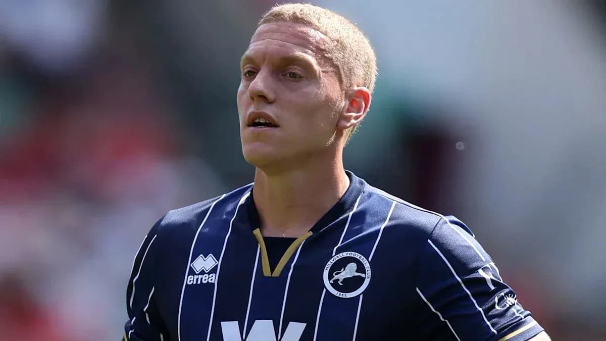 Jugador de fútbol en camiseta de Millwall en acción