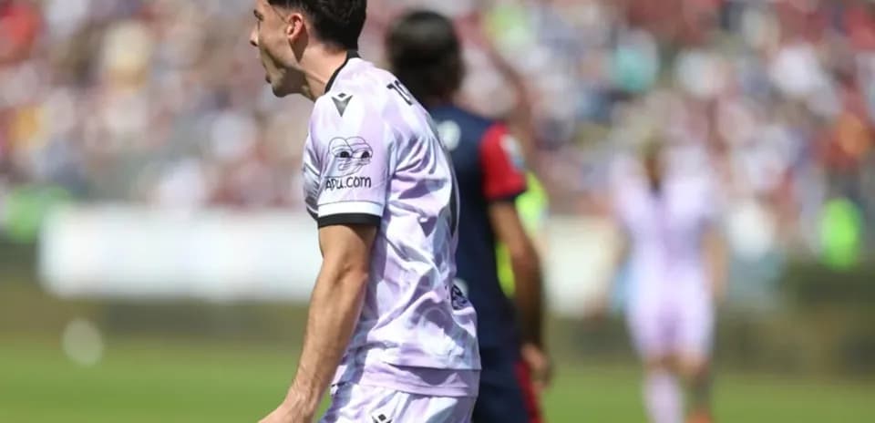 Jugador celebrando un gol en el partido