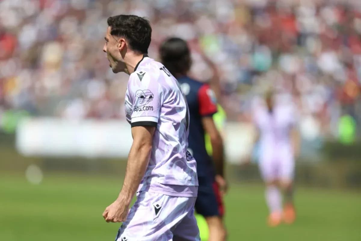 Jugador celebrando un gol en el partido