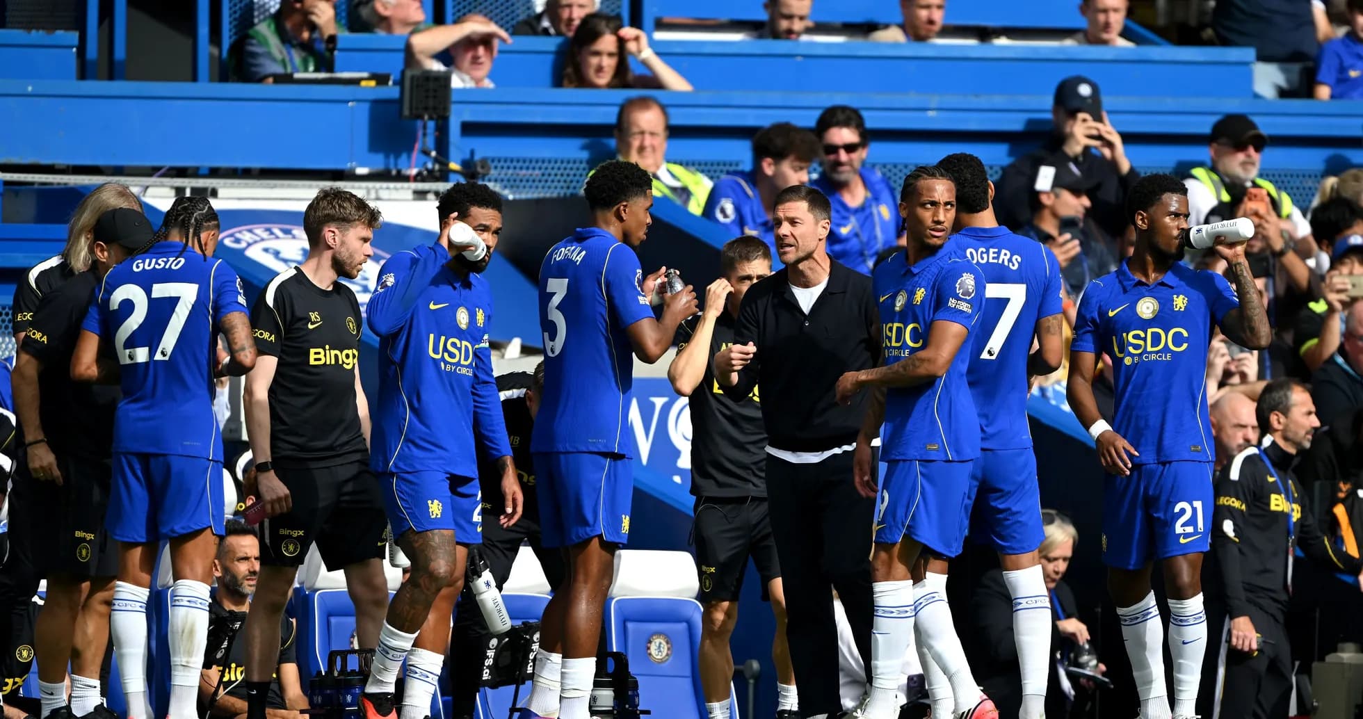 Jugadores de Chelsea en la banca durante un partido