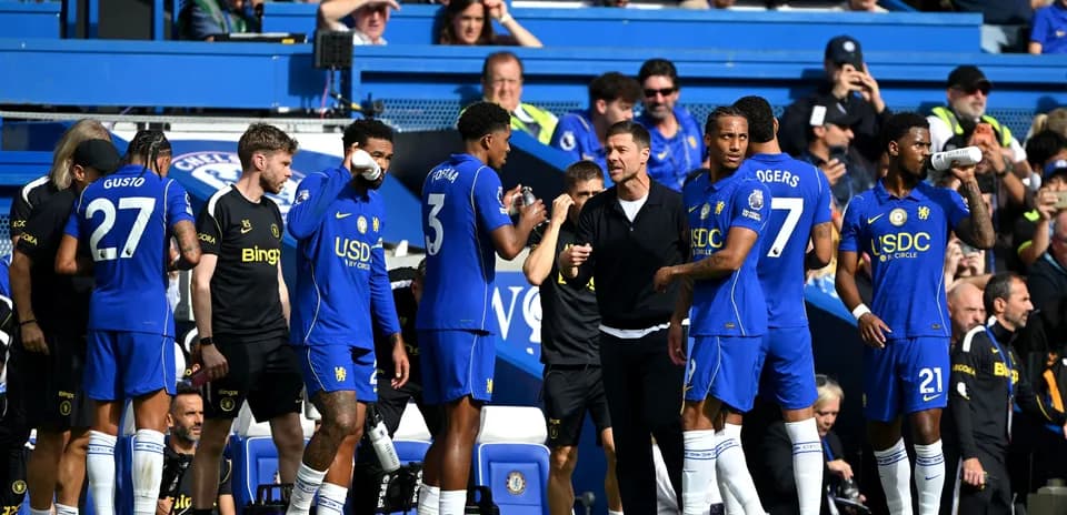 Jugadores de Chelsea en la banca durante un partido