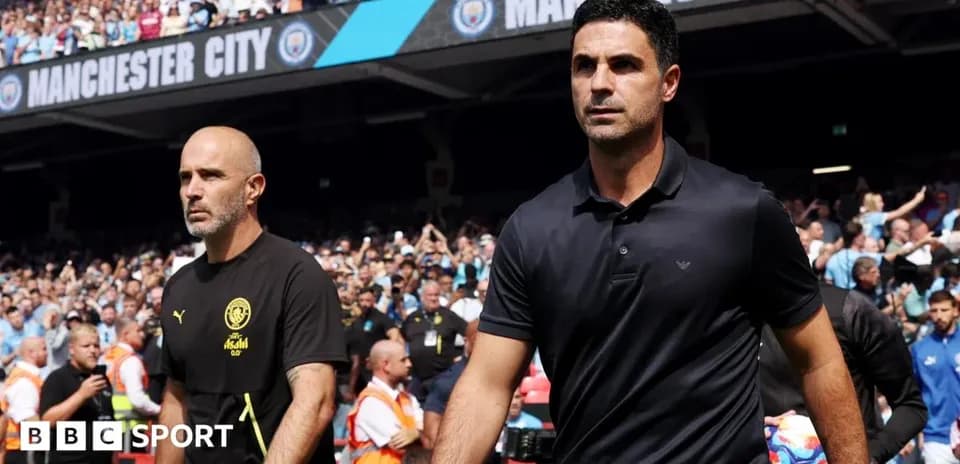 Entrenadores de Manchester City y rival entrando al estadio