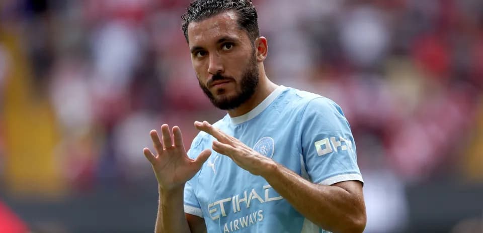 Jugador de fútbol saludando en el campo