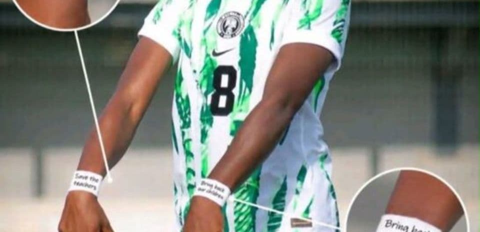 Jugadora de fútbol con pulseras de apoyo social