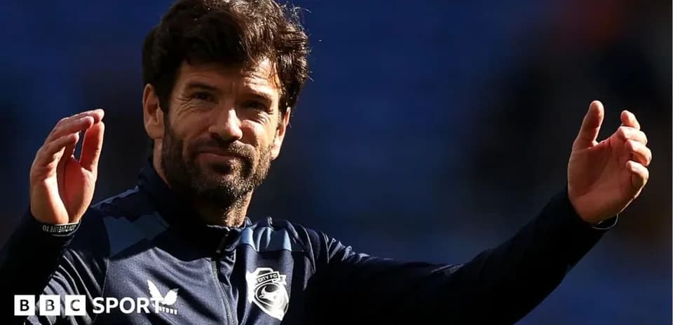 Entrenador saludando durante el calentamiento del equipo
