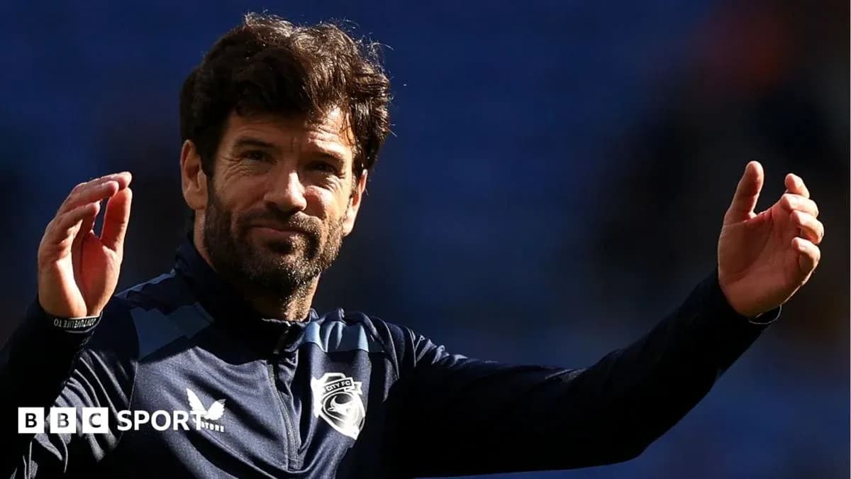 Entrenador saludando durante el calentamiento del equipo