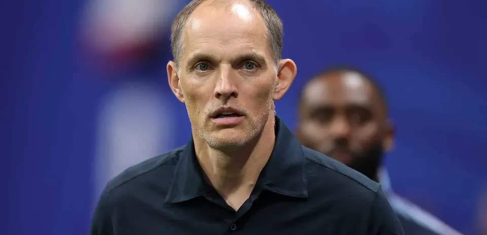 Entrenador observando antes del partido