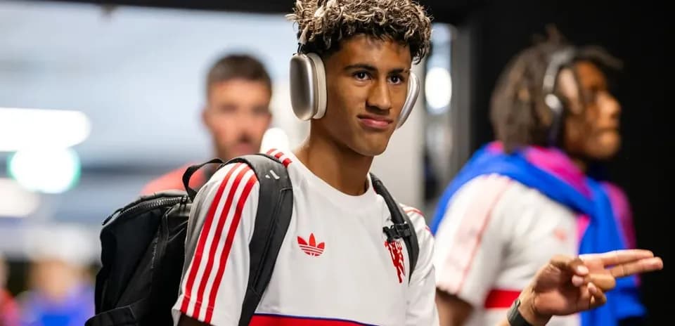 Jugador ingresando al vestuario con auriculares
