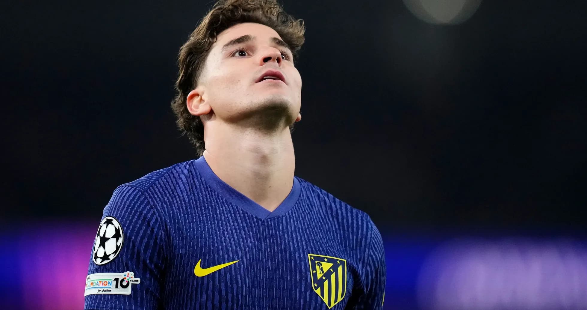 Jugador de Atlético de Madrid mirando al cielo