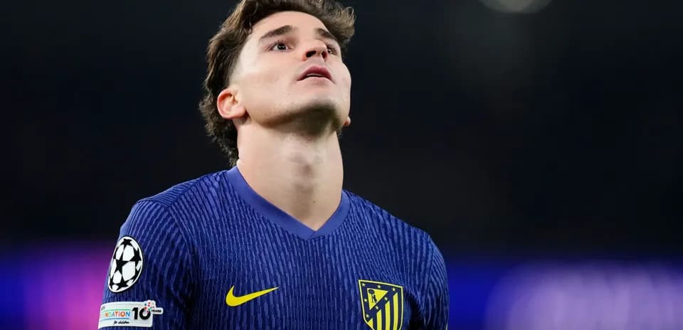 Jugador de Atlético de Madrid mirando al cielo